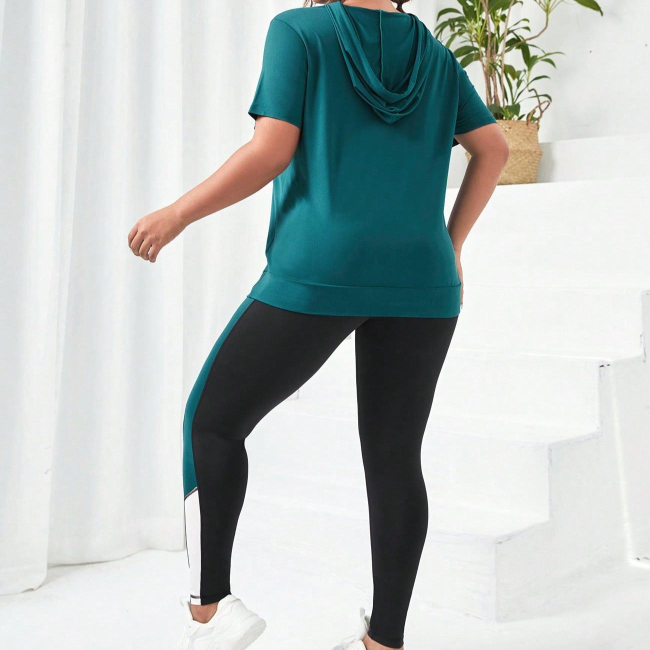 Conjunto Feminino esportivo com capuz e legging Alondra. Plus Size