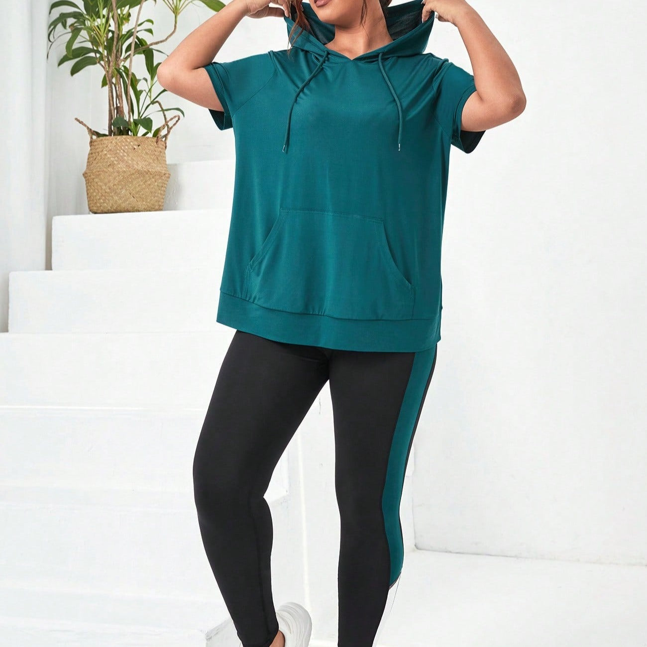 Conjunto Feminino esportivo com capuz e legging Alondra. Plus Size