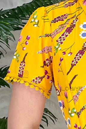 Vestido amarelo estampado com Botões funcionais, bolsos e detalhes em Guipir