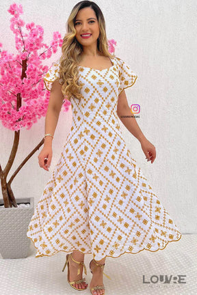 Vestido branco com bordados dourados