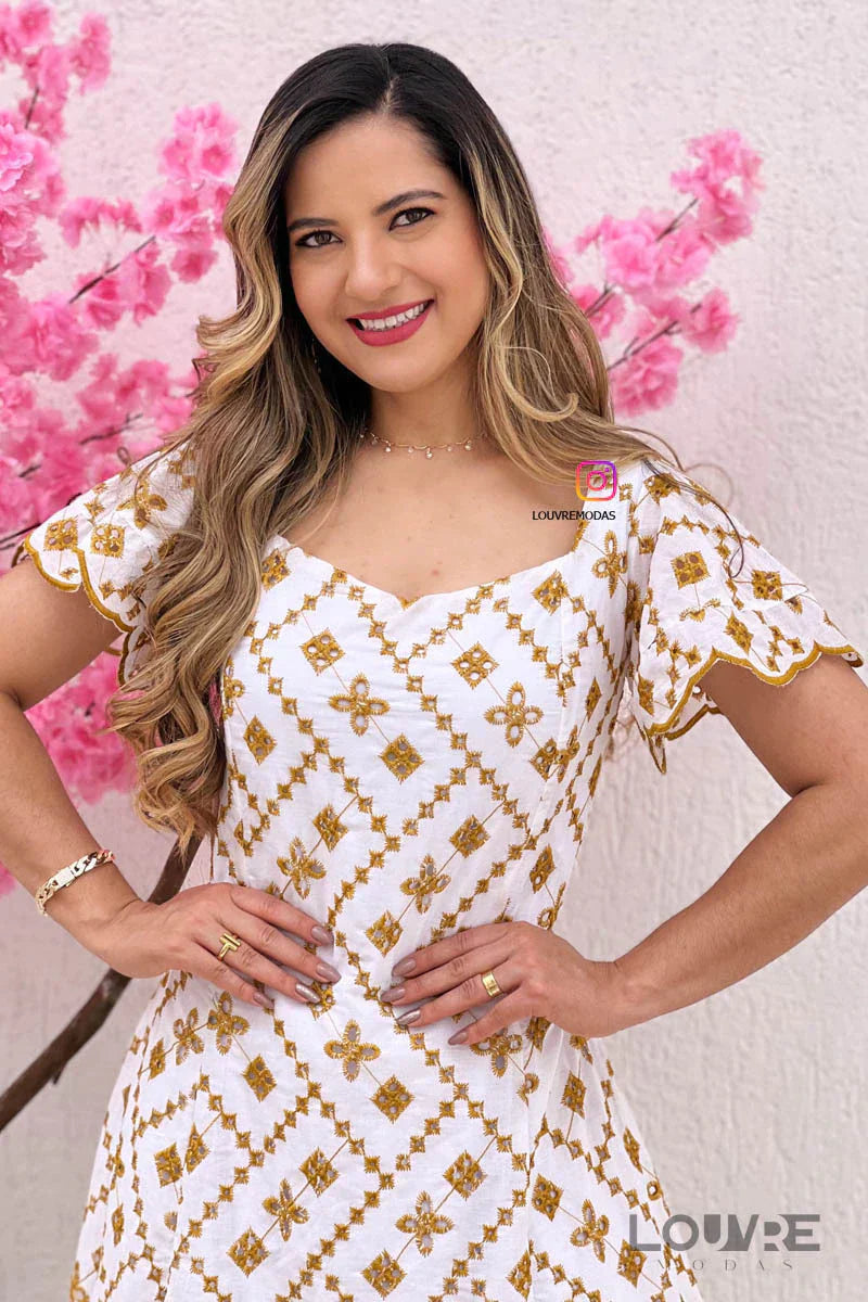 Vestido branco com bordados dourados